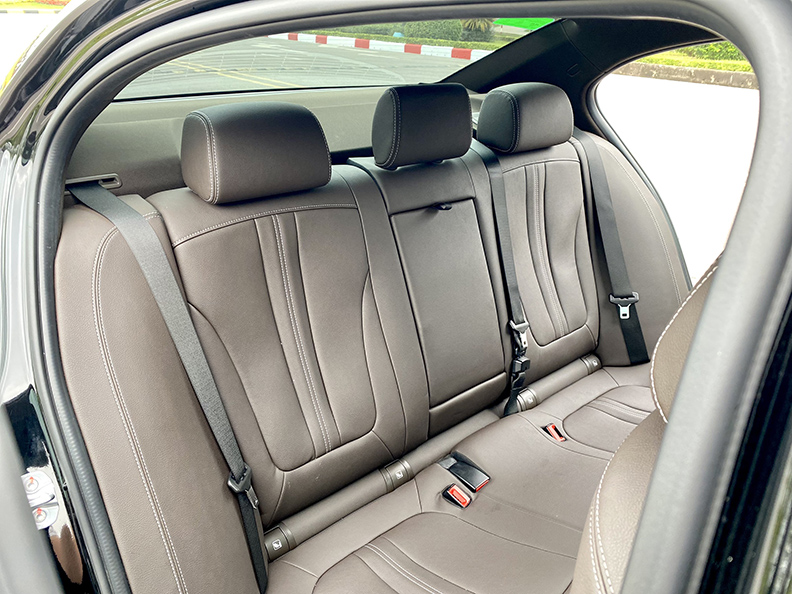 [VINFAST] Lux A 2022 (Đen/nội thất nâu)