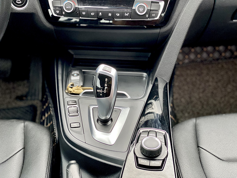 BMW 320i Luxury 2018 (Đen/nội thất đen)