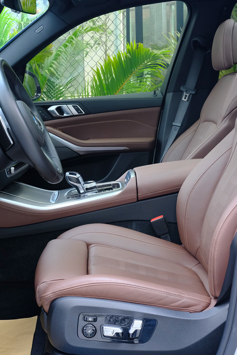 BMW 𝐗𝟓 𝐌𝐬𝐩𝐨𝐫𝐭 2021 (Trắng/nội thất Nâu)