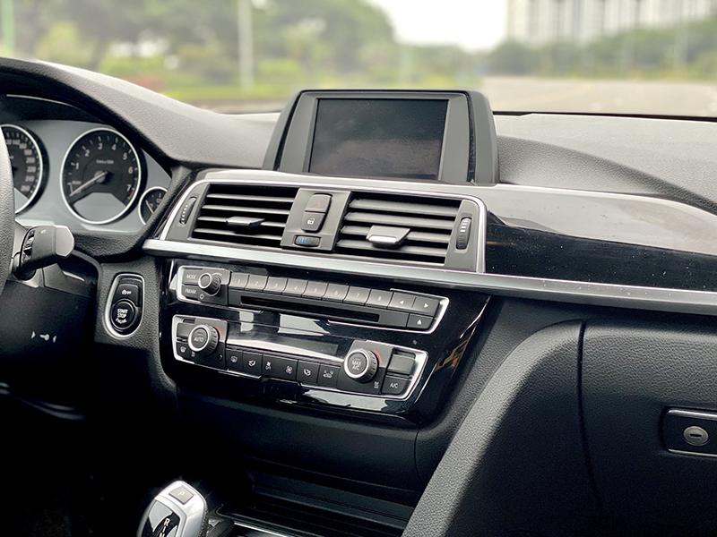 BMW 320i Luxury 2018 (Đen/nội thất đen)