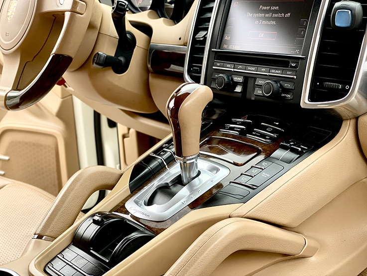 Porsche Cayene 2011 (Trắng/nội thất kem)