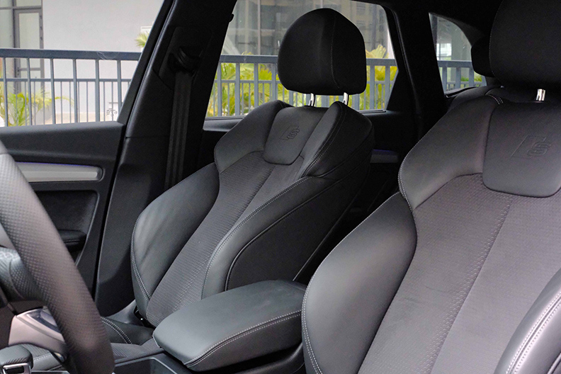 Audi Q5 Sline đen/nội thất đen 2021