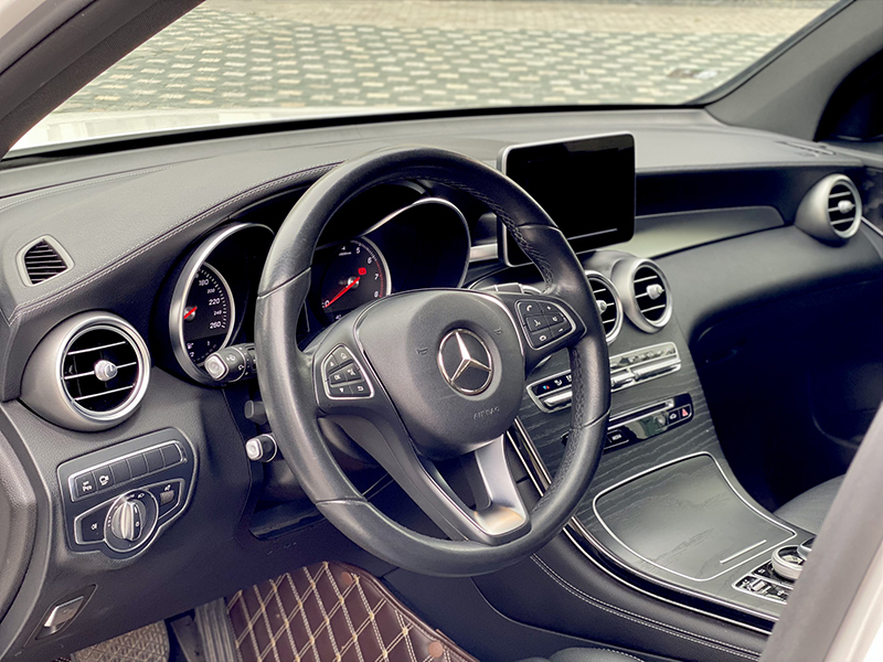 GLC300 2017 (Trắng/nội thất đen)