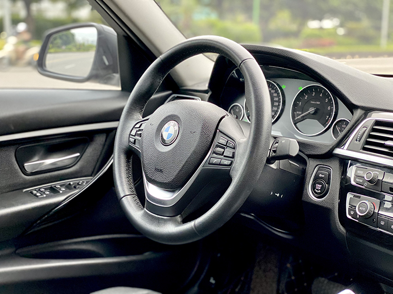 BMW 320i Luxury 2018 (Đen/nội thất đen)