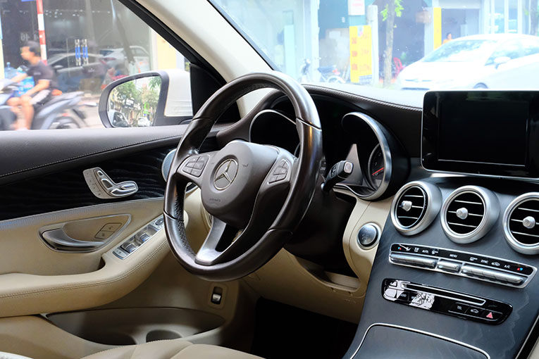 GLC300 2018 (Màu trắng/nội thất kem)