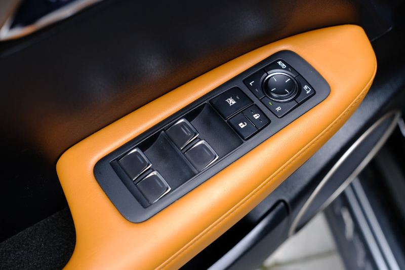 𝐋𝐞𝐱𝐮𝐬 𝐑𝐗𝟑𝟎𝟎 𝟐𝟎𝟐𝟏 (Đ𝐞𝐧/𝐧𝐨̣̂𝐢 𝐭𝐡𝐚̂́𝐭 𝐧𝐚̂𝐮)