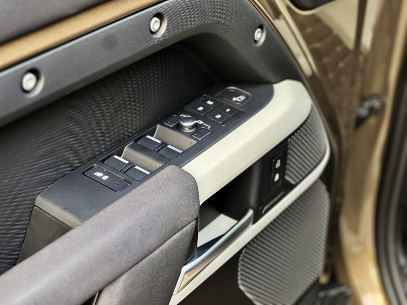 𝐑𝐚𝐧𝐠𝐞 𝐑𝐨𝐯𝐞𝐫 𝐃𝐞𝐟𝐞𝐧𝐝𝐞𝐫 𝐒𝐄 𝐏𝟑𝟎𝟎 𝟐𝟎𝟐𝟐