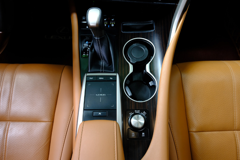 𝐋𝐞𝐱𝐮𝐬 𝐑𝐗𝟑𝟎𝟎 𝟐𝟎𝟐𝟏 (Đ𝐞𝐧/𝐧𝐨̣̂𝐢 𝐭𝐡𝐚̂́𝐭 𝐧𝐚̂𝐮)