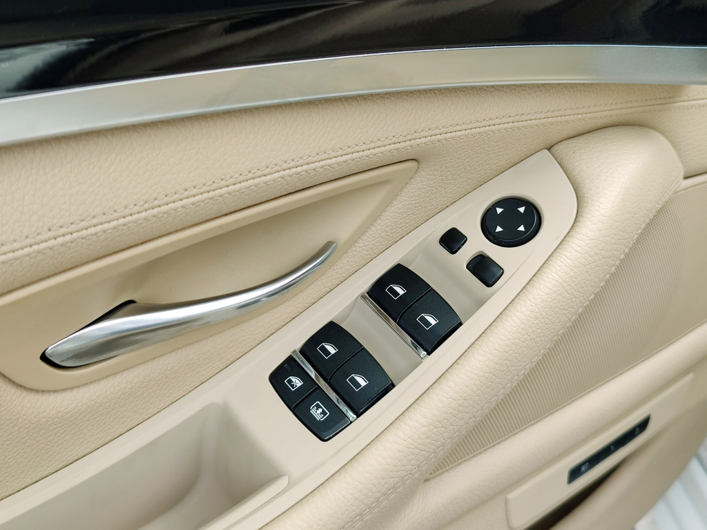 BMW 520i 2016 Trắng Kem