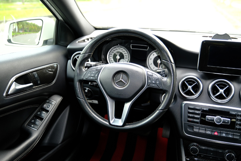 𝐌𝐞𝐫𝐜𝐞𝐝𝐞𝐬 𝐁𝐞𝐧𝐳 𝐀𝟐𝟎𝟎 𝟐𝟎𝟏𝟓 (𝐓𝐫𝐚̆́𝐧𝐠/𝐧𝐨̣̂𝐢 𝐭𝐡𝐚̂́𝐭 đ𝐞𝐧)