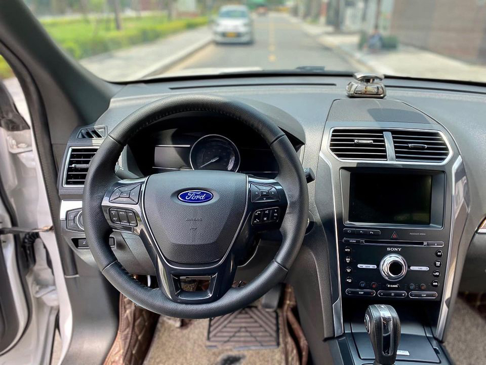 Ford Explorer 2018 Trắng