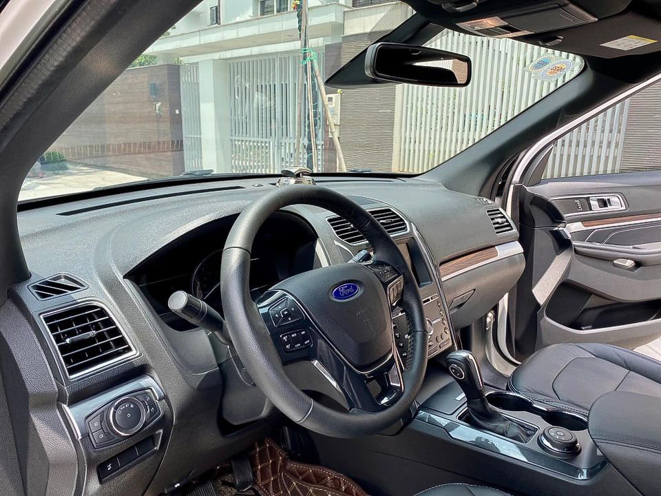 Ford Explorer 2018 Trắng