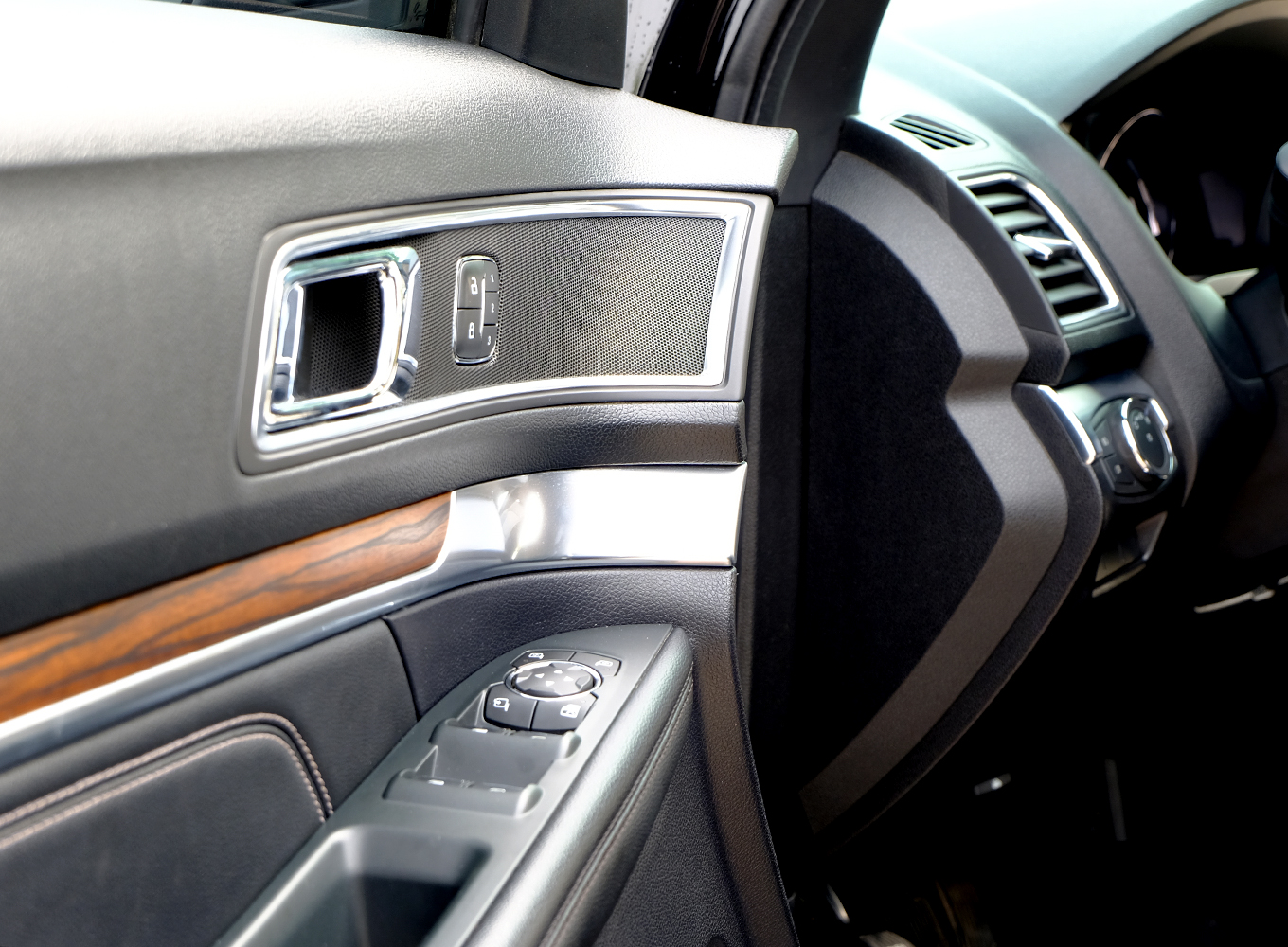 Ford Explorer 2018 đen