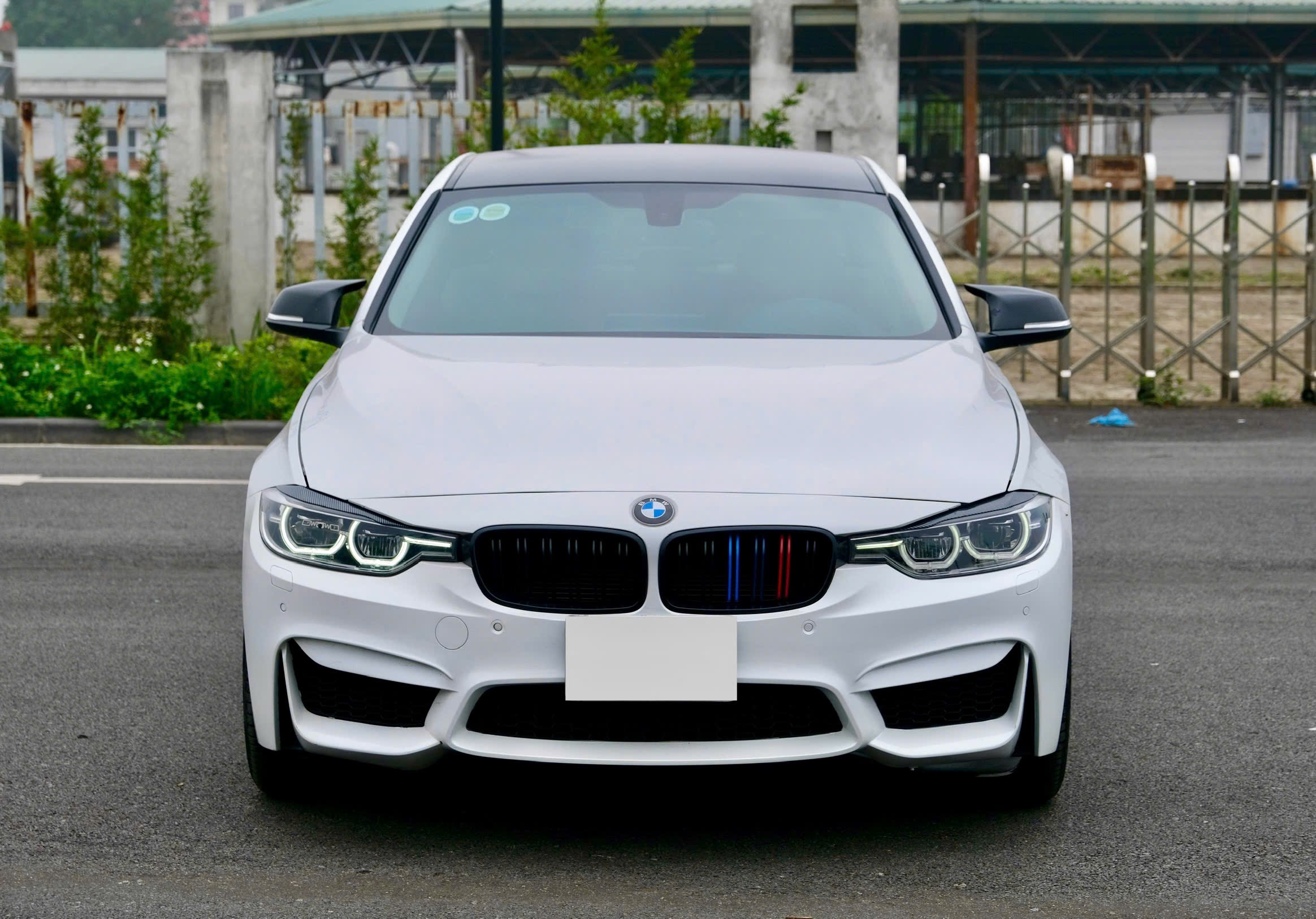 𝐁𝐌𝐖 𝟑𝟐𝟎𝐢 𝟐𝟎𝟏𝟖 (𝐓𝐫𝐚̆́𝐧𝐠 | 𝐍𝐨̣̂𝐢 𝐭𝐡𝐚̂́𝐭 𝐤𝐞𝐦)