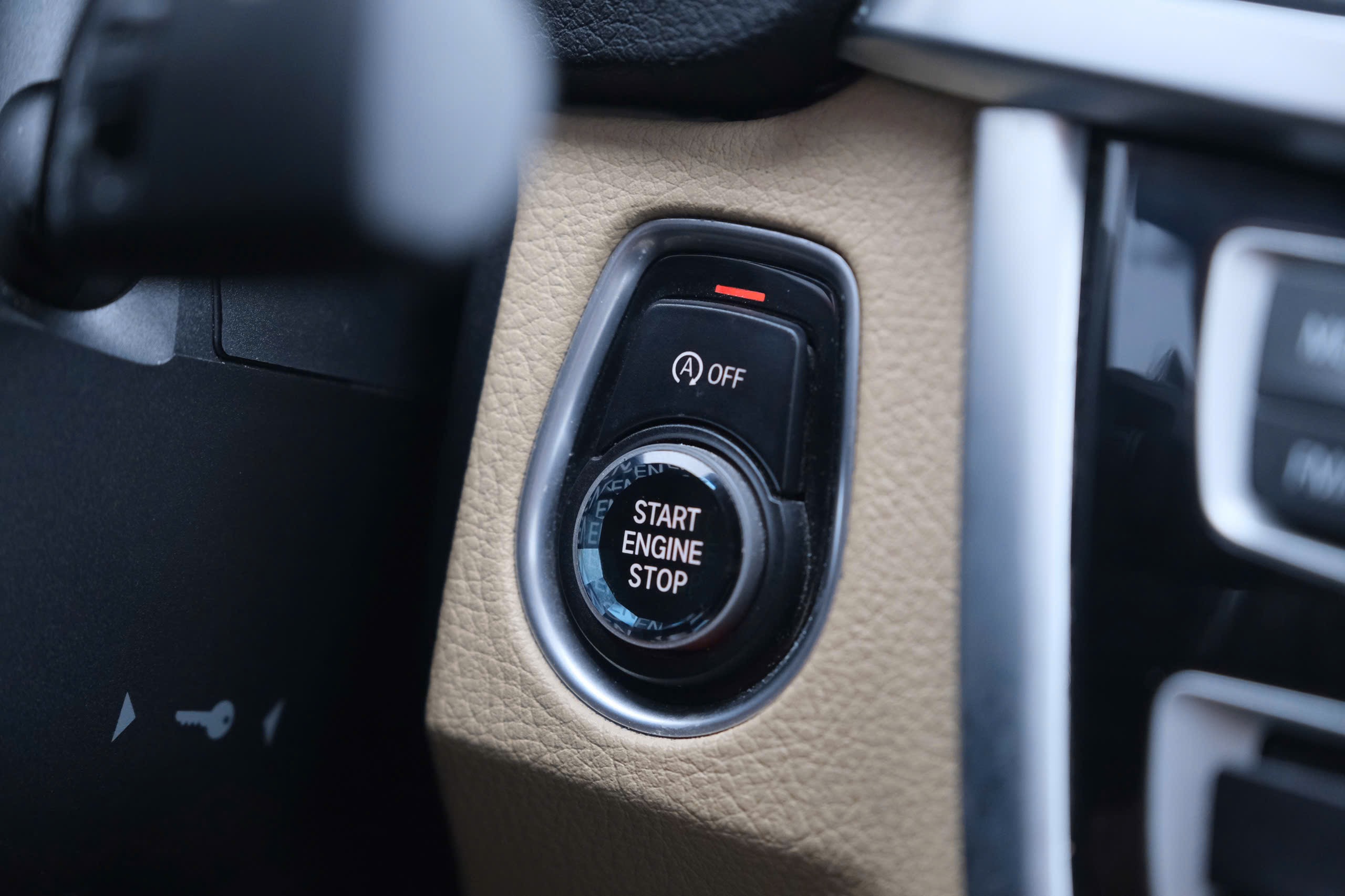 𝐁𝐌𝐖 𝟑𝟐𝟎𝐢 𝟐𝟎𝟏𝟖 (𝐓𝐫𝐚̆́𝐧𝐠 | 𝐍𝐨̣̂𝐢 𝐭𝐡𝐚̂́𝐭 𝐤𝐞𝐦)