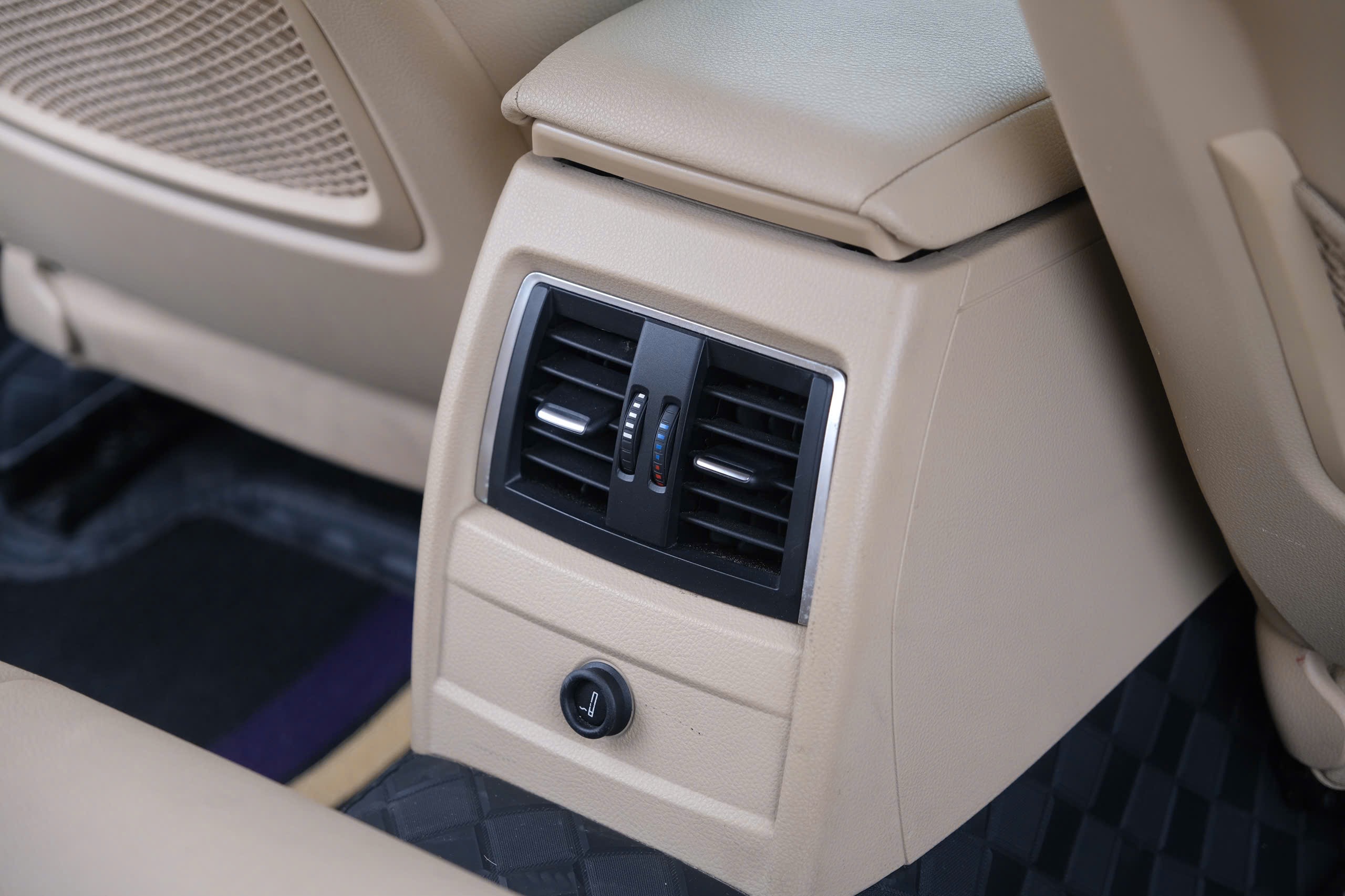 𝐁𝐌𝐖 𝟑𝟐𝟎𝐢 𝟐𝟎𝟏𝟖 (𝐓𝐫𝐚̆́𝐧𝐠 | 𝐍𝐨̣̂𝐢 𝐭𝐡𝐚̂́𝐭 𝐤𝐞𝐦)