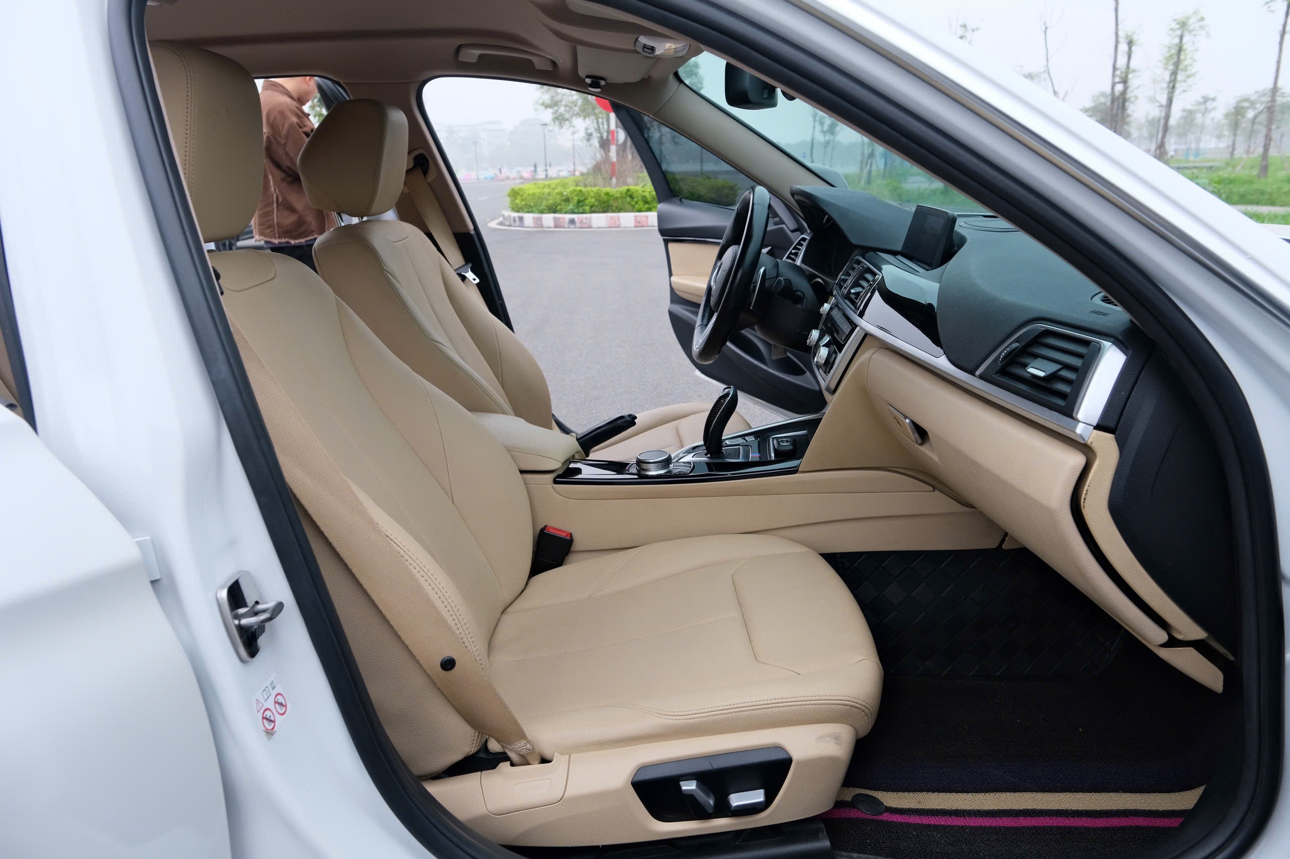 𝐁𝐌𝐖 𝟑𝟐𝟎𝐢 𝟐𝟎𝟏𝟖 (𝐓𝐫𝐚̆́𝐧𝐠 | 𝐍𝐨̣̂𝐢 𝐭𝐡𝐚̂́𝐭 𝐤𝐞𝐦)