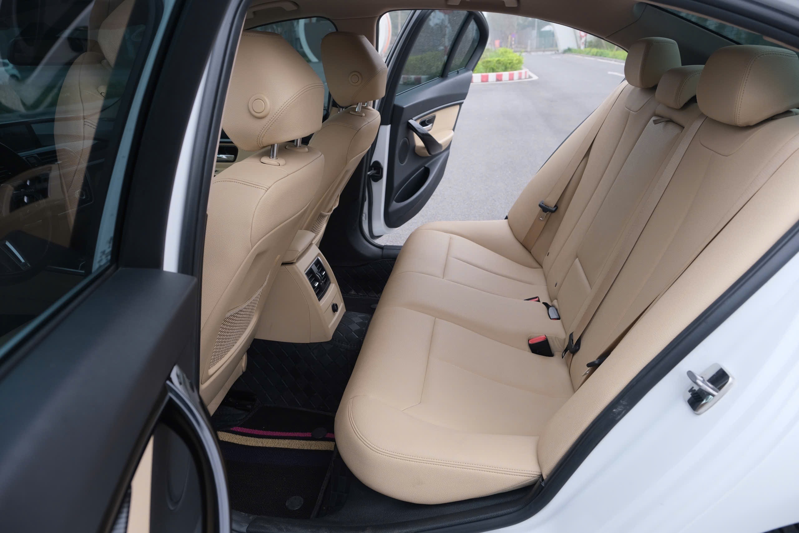 𝐁𝐌𝐖 𝟑𝟐𝟎𝐢 𝟐𝟎𝟏𝟖 (𝐓𝐫𝐚̆́𝐧𝐠 | 𝐍𝐨̣̂𝐢 𝐭𝐡𝐚̂́𝐭 𝐤𝐞𝐦)