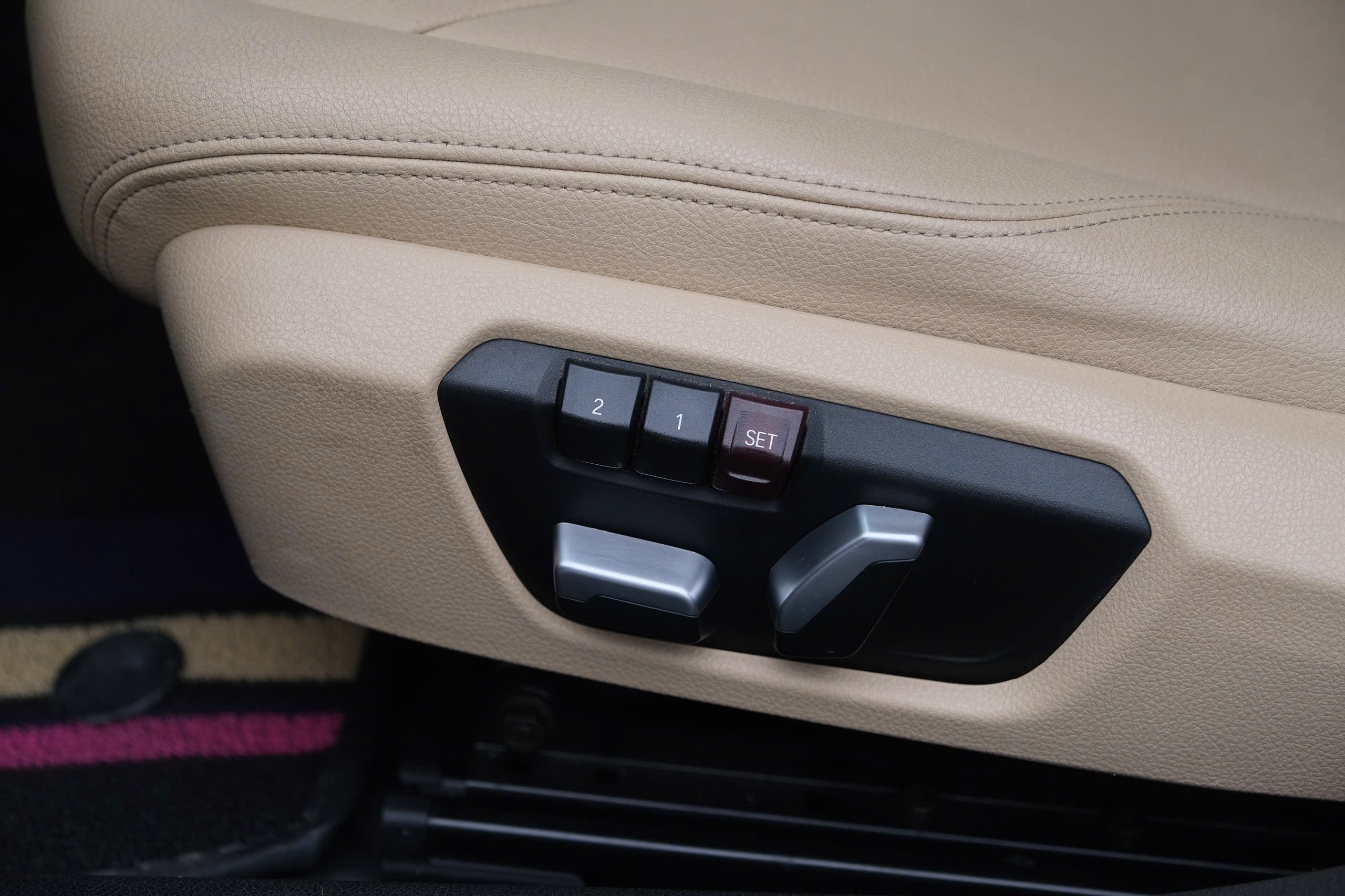 𝐁𝐌𝐖 𝟑𝟐𝟎𝐢 𝟐𝟎𝟏𝟖 (𝐓𝐫𝐚̆́𝐧𝐠 | 𝐍𝐨̣̂𝐢 𝐭𝐡𝐚̂́𝐭 𝐤𝐞𝐦)