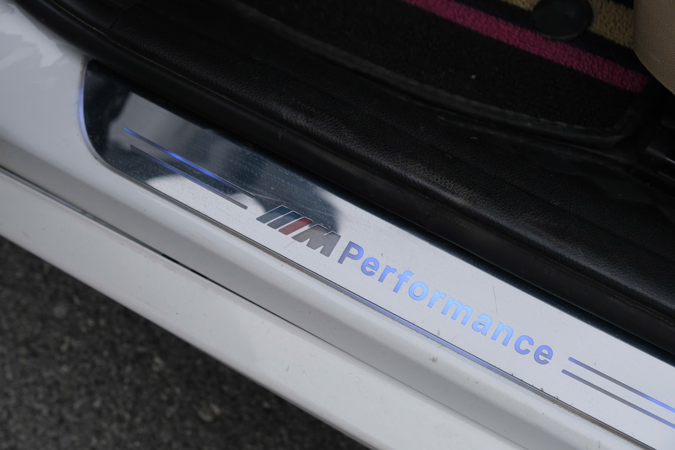 𝐁𝐌𝐖 𝟑𝟐𝟎𝐢 𝟐𝟎𝟏𝟖 (𝐓𝐫𝐚̆́𝐧𝐠 | 𝐍𝐨̣̂𝐢 𝐭𝐡𝐚̂́𝐭 𝐤𝐞𝐦)