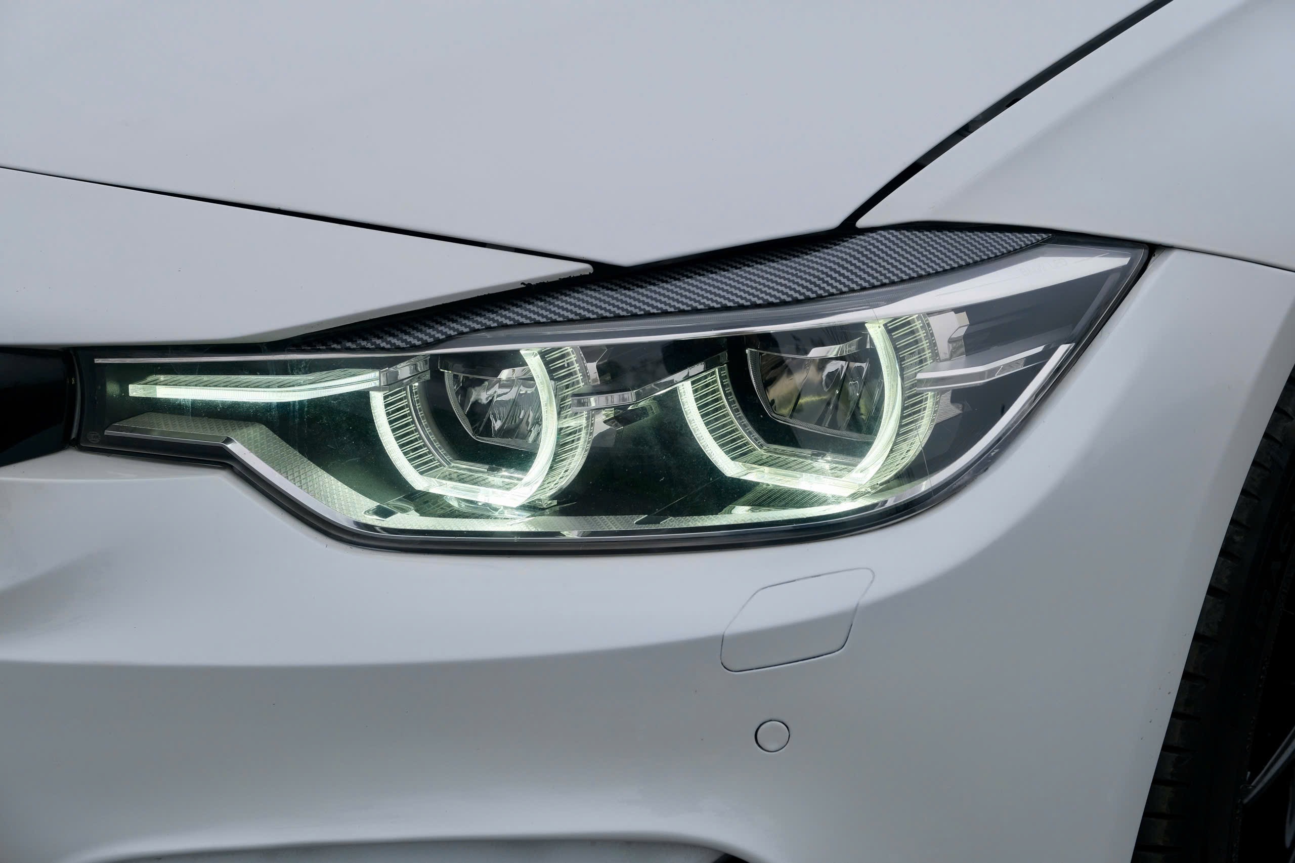 𝐁𝐌𝐖 𝟑𝟐𝟎𝐢 𝟐𝟎𝟏𝟖 (𝐓𝐫𝐚̆́𝐧𝐠 | 𝐍𝐨̣̂𝐢 𝐭𝐡𝐚̂́𝐭 𝐤𝐞𝐦)