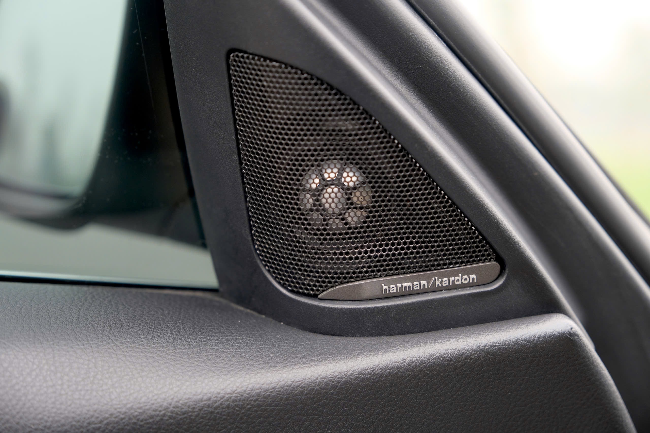 𝐁𝐌𝐖 𝟑𝟐𝟎𝐢 𝟐𝟎𝟏𝟖 (𝐓𝐫𝐚̆́𝐧𝐠 | 𝐍𝐨̣̂𝐢 𝐭𝐡𝐚̂́𝐭 𝐤𝐞𝐦)