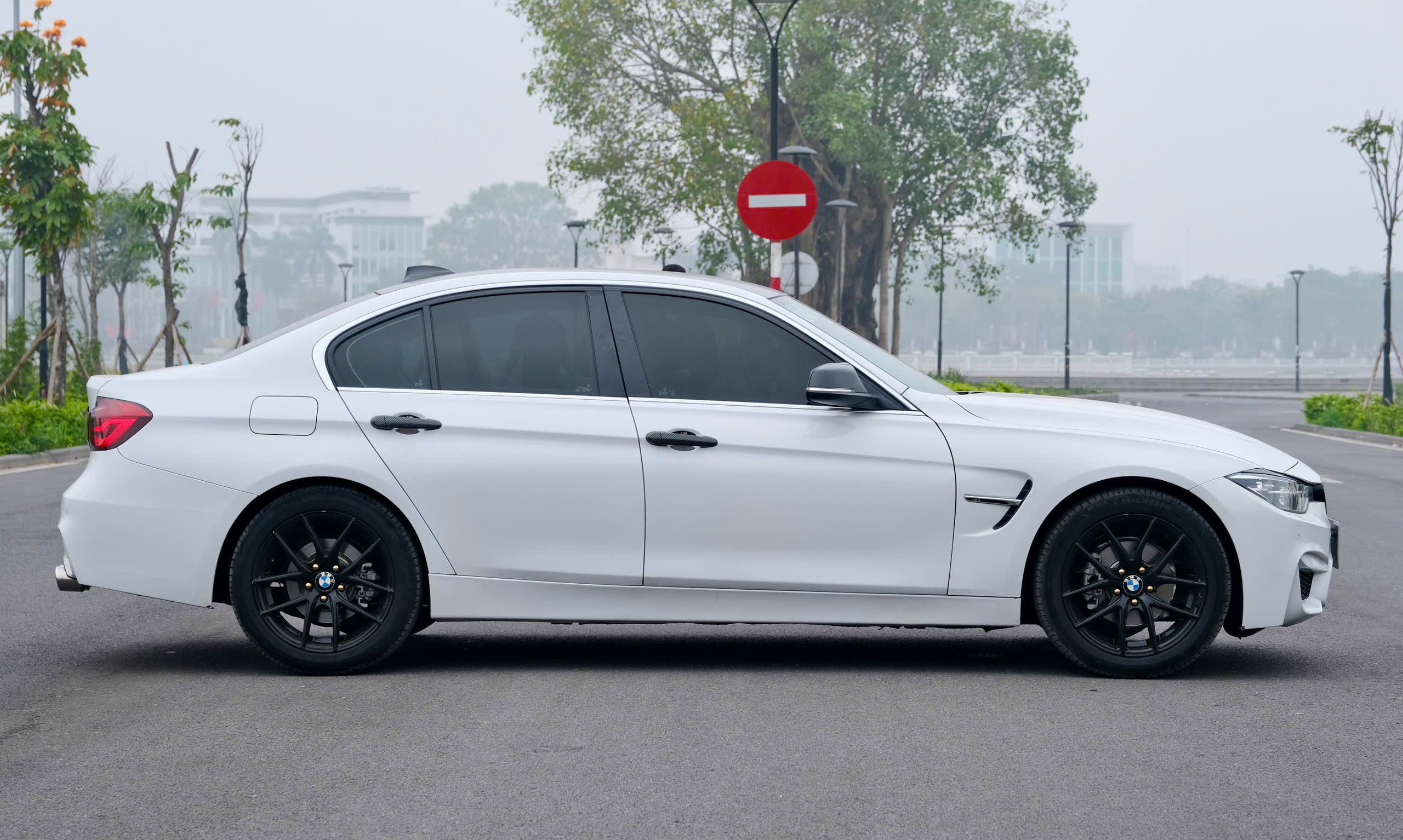 𝐁𝐌𝐖 𝟑𝟐𝟎𝐢 𝟐𝟎𝟏𝟖 (𝐓𝐫𝐚̆́𝐧𝐠 | 𝐍𝐨̣̂𝐢 𝐭𝐡𝐚̂́𝐭 𝐤𝐞𝐦)