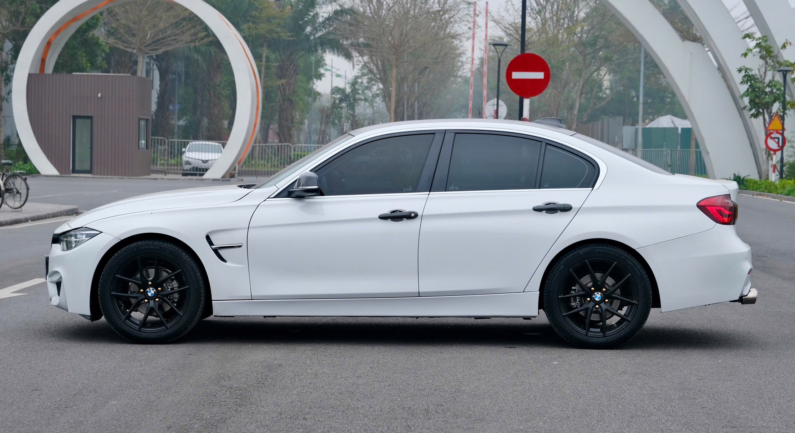 𝐁𝐌𝐖 𝟑𝟐𝟎𝐢 𝟐𝟎𝟏𝟖 (𝐓𝐫𝐚̆́𝐧𝐠 | 𝐍𝐨̣̂𝐢 𝐭𝐡𝐚̂́𝐭 𝐤𝐞𝐦)