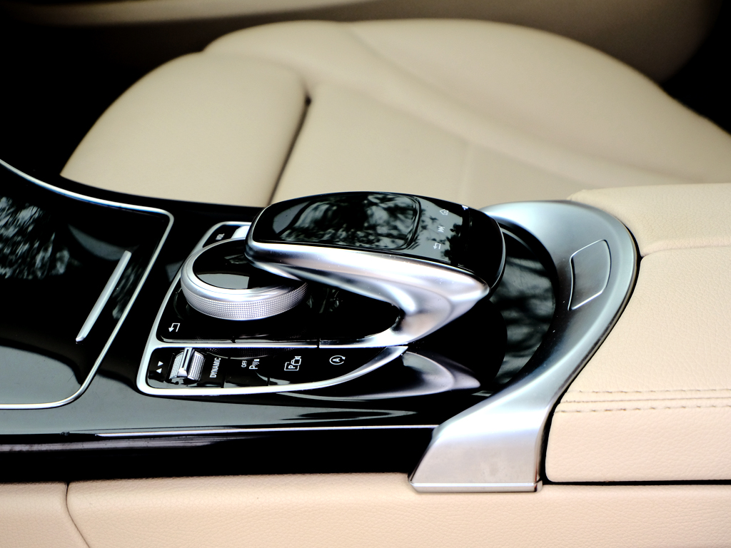 Mercedes C180 2020 Trắng Kem