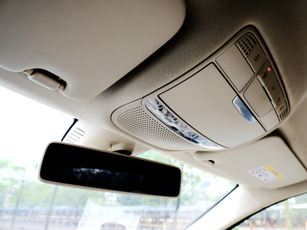 Mercedes C180 2020 Trắng Kem