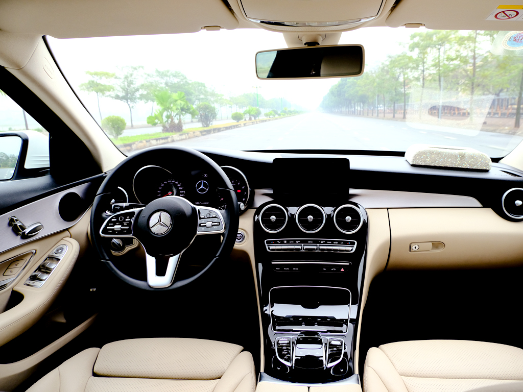 Mercedes C180 2020 Trắng Kem