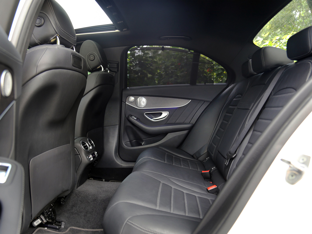 Mercedes C300 AMG 2019 Trắng