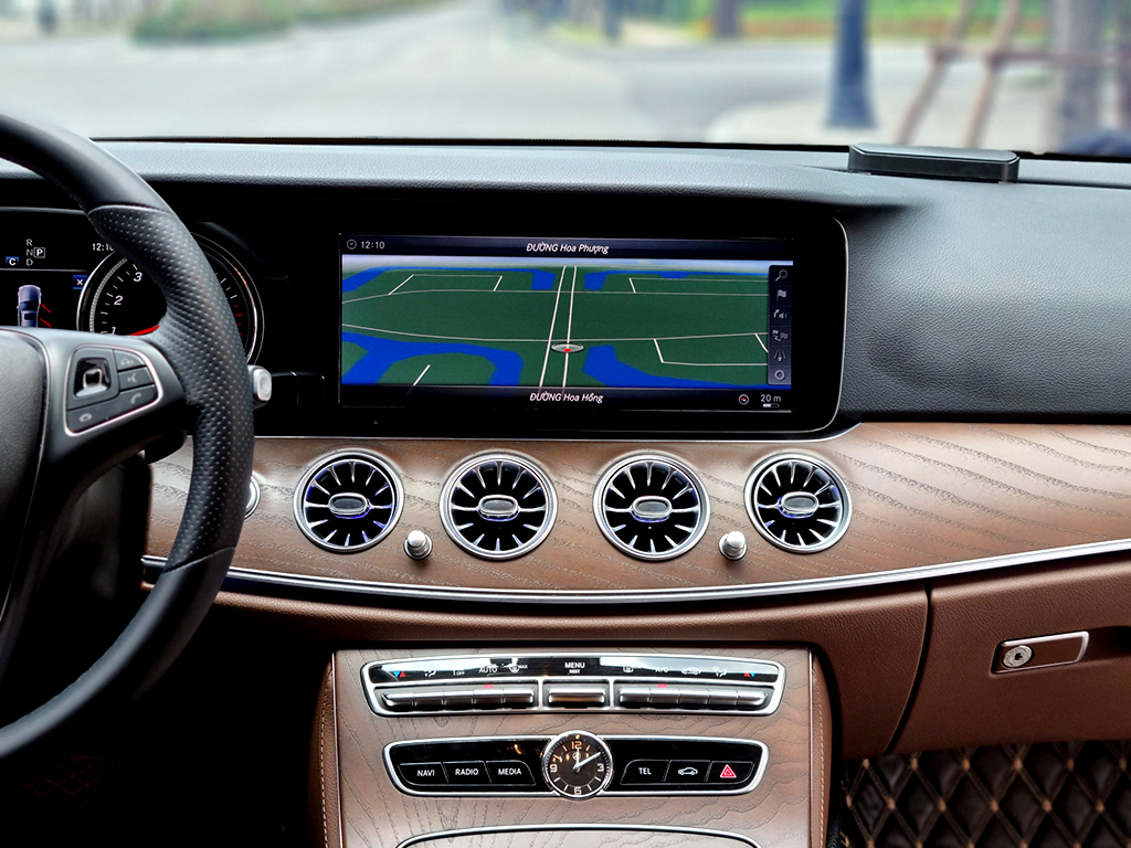 Mercedes E200 2018 trắng