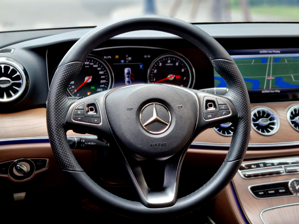 Mercedes E200 2018 trắng