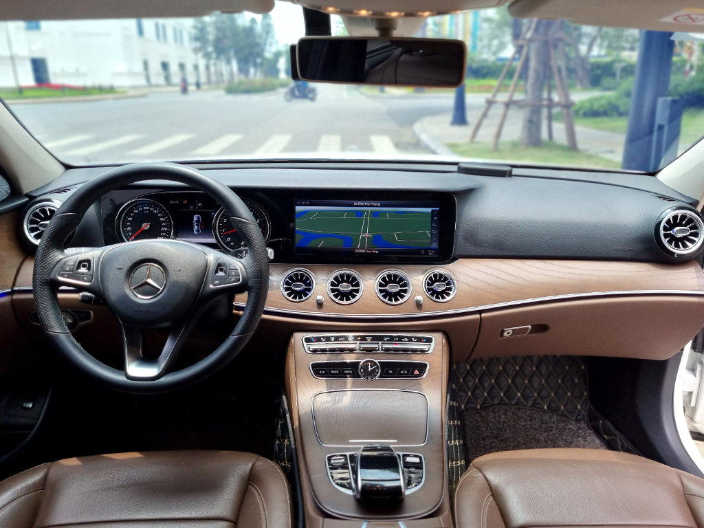 Mercedes E200 2018 trắng