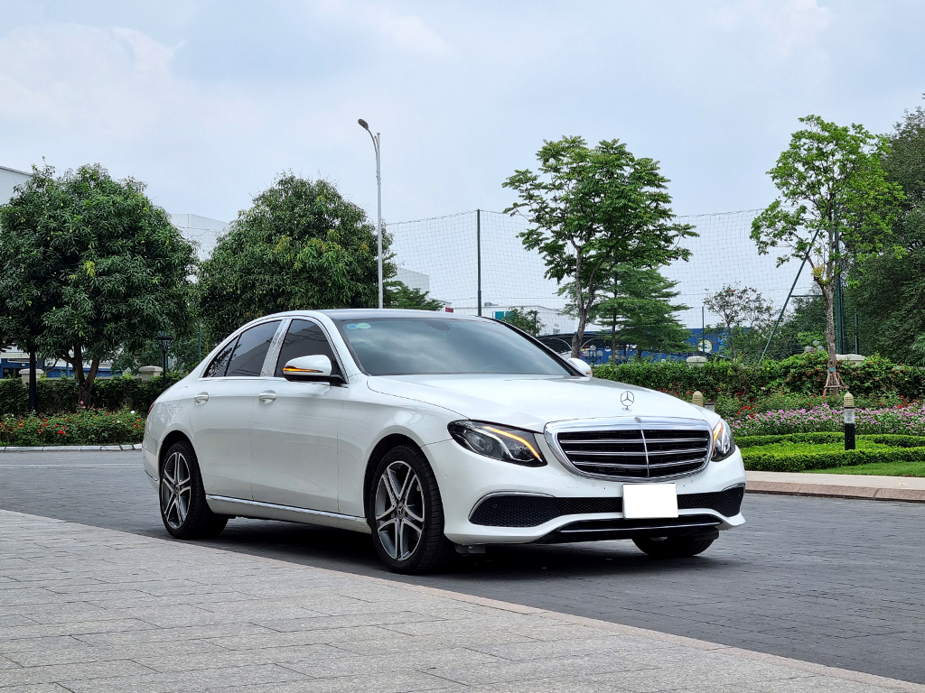 Mercedes E200 2018 trắng