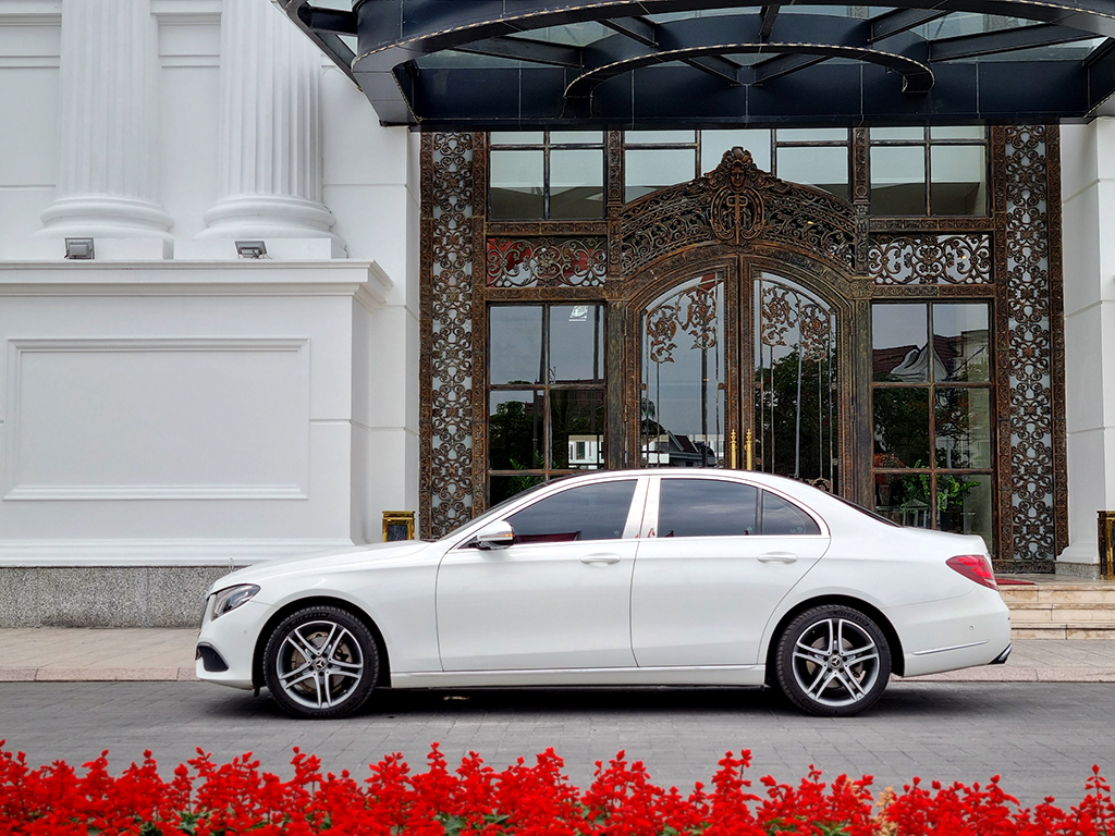 Mercedes E200 2018 trắng