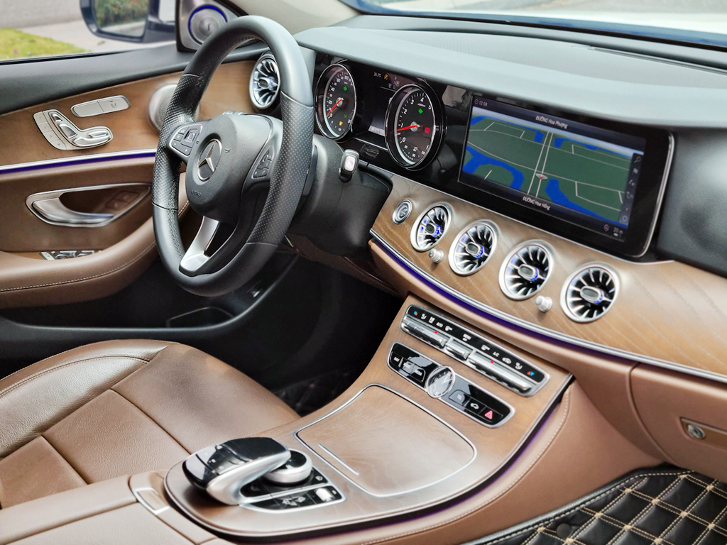 Mercedes E200 2018 trắng