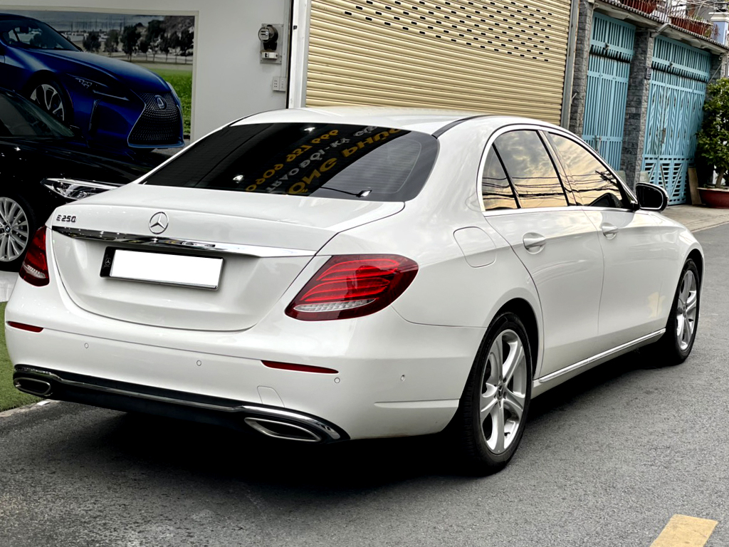 Xe Mercedes E250 2017 cũ màu Đen chạy 25353 Km xe tốt giá rẻ