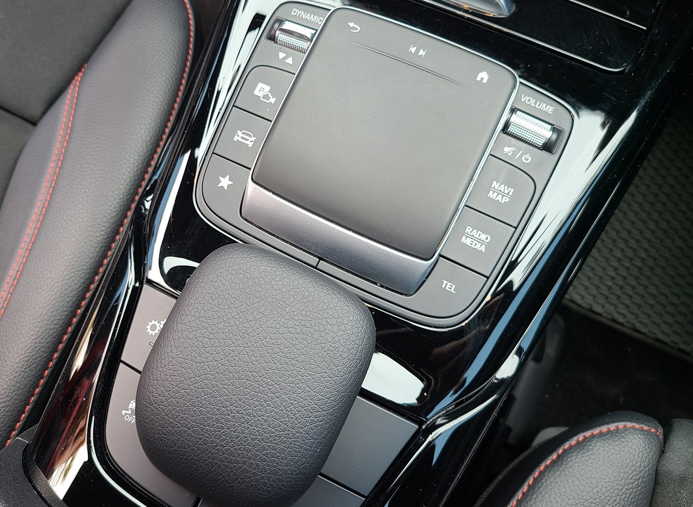 Mercedes A35 4matic 2021 (Trắng/nội thất nâu)
