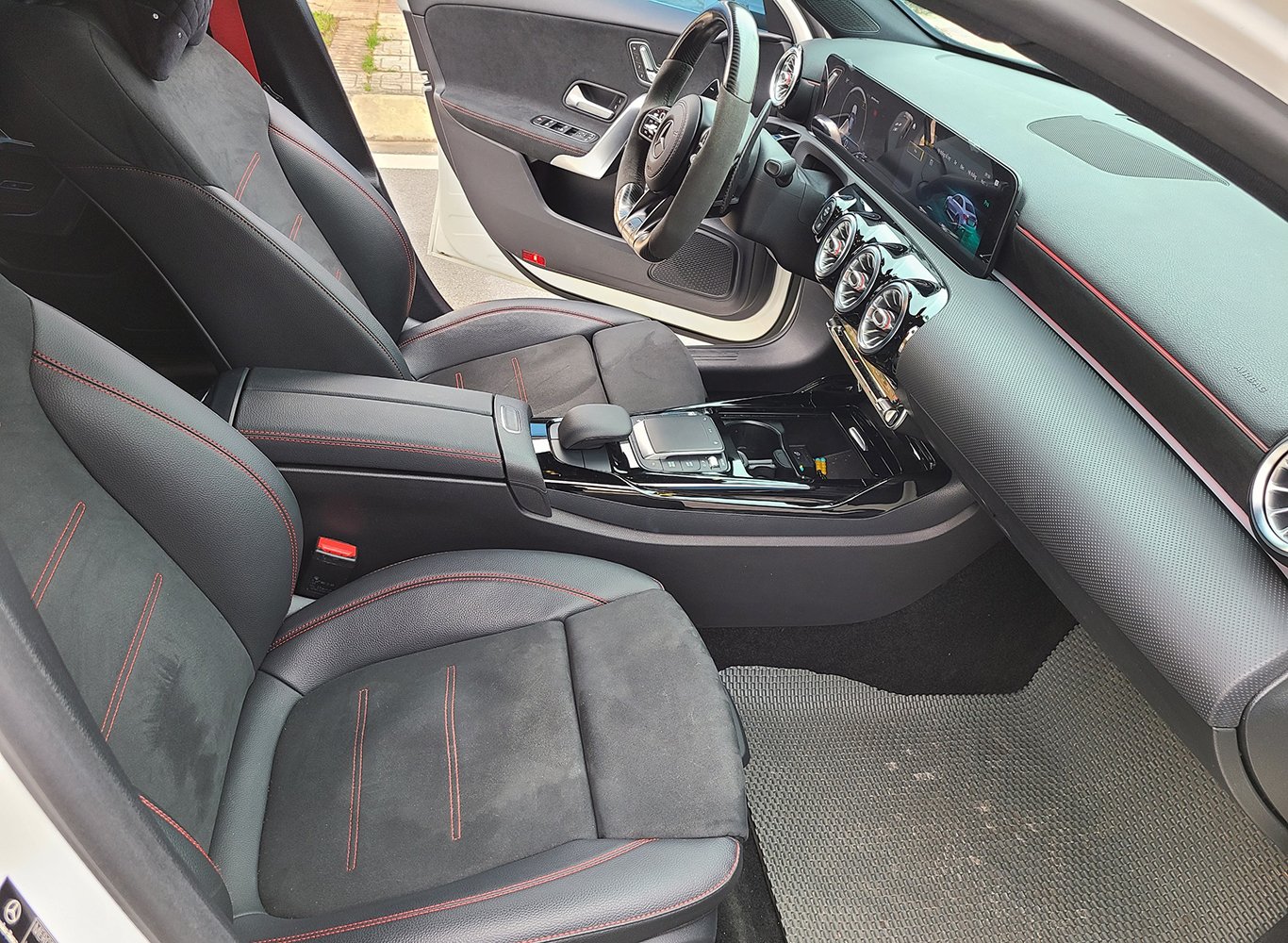 Mercedes A35 4matic 2021 (Trắng/nội thất nâu)