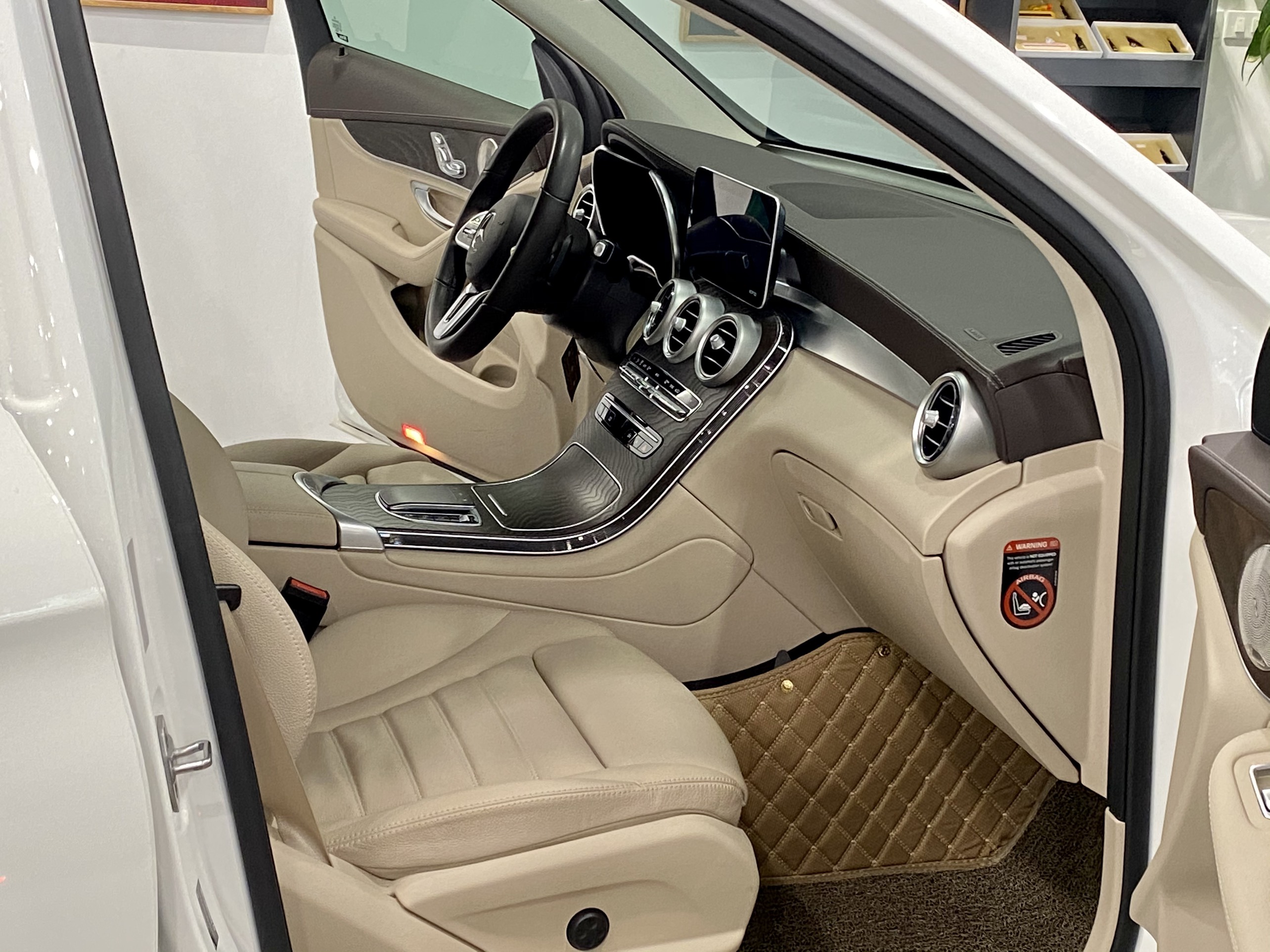 GLC200 4matic 2021 (Trắng/nội thất kem)