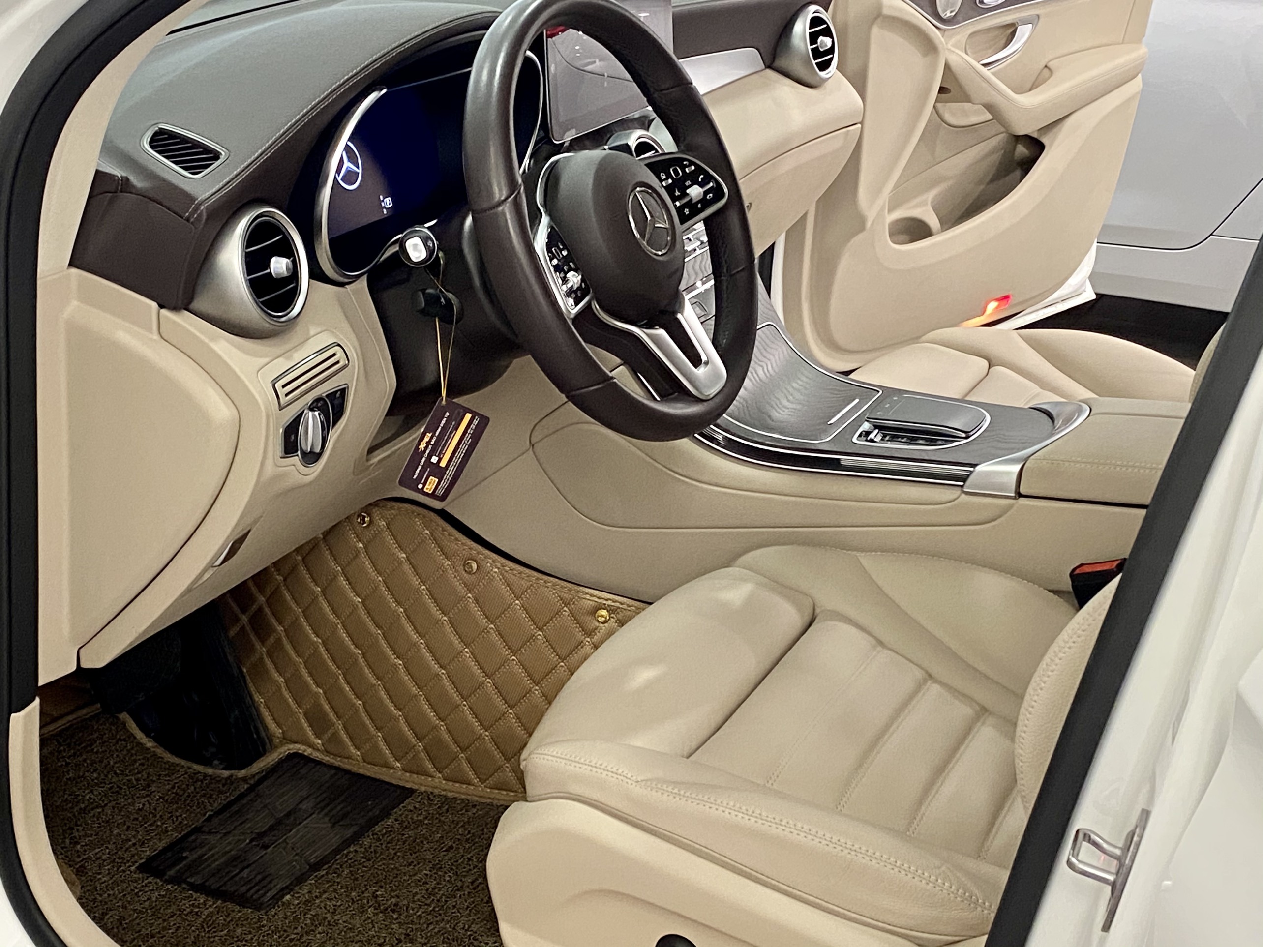 GLC200 4matic 2021 (Trắng/nội thất kem)