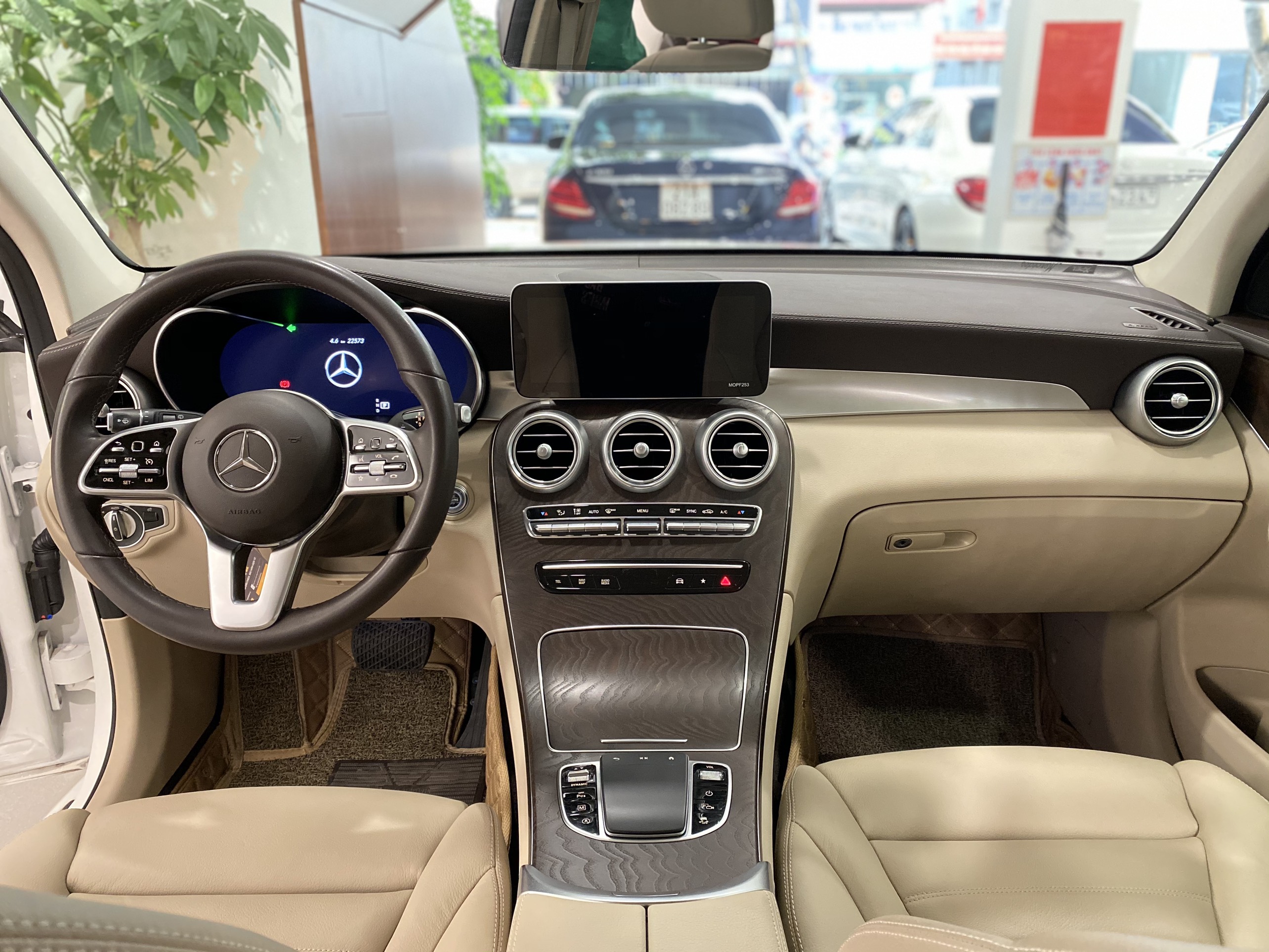 GLC200 4matic 2021 (Trắng/nội thất kem)