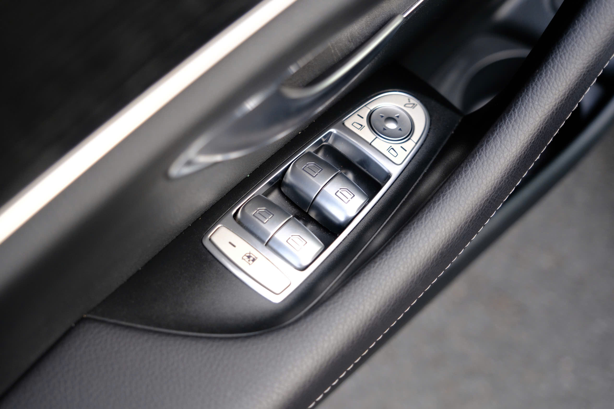 Mercedes Benz E180 2021 BH CHÍNH HÃNG (Đen | Nội thất nâu)