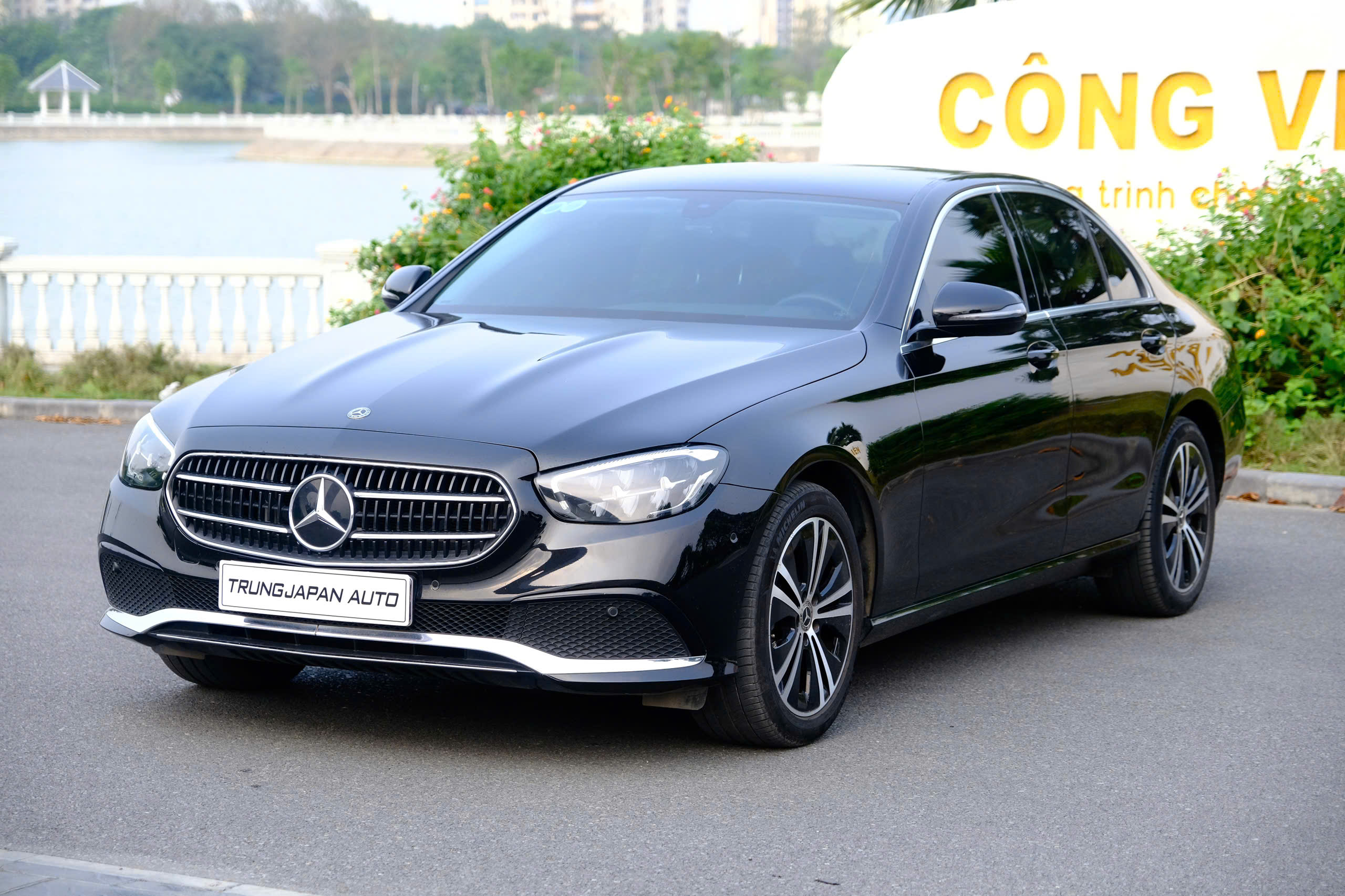 Mercedes Benz E180 2021 BH CHÍNH HÃNG (Đen | Nội thất nâu)