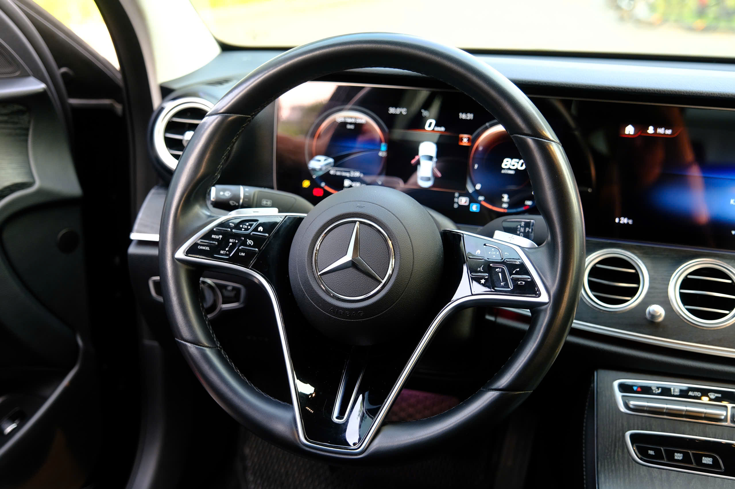 Mercedes Benz E180 2021 BH CHÍNH HÃNG (Đen | Nội thất nâu)