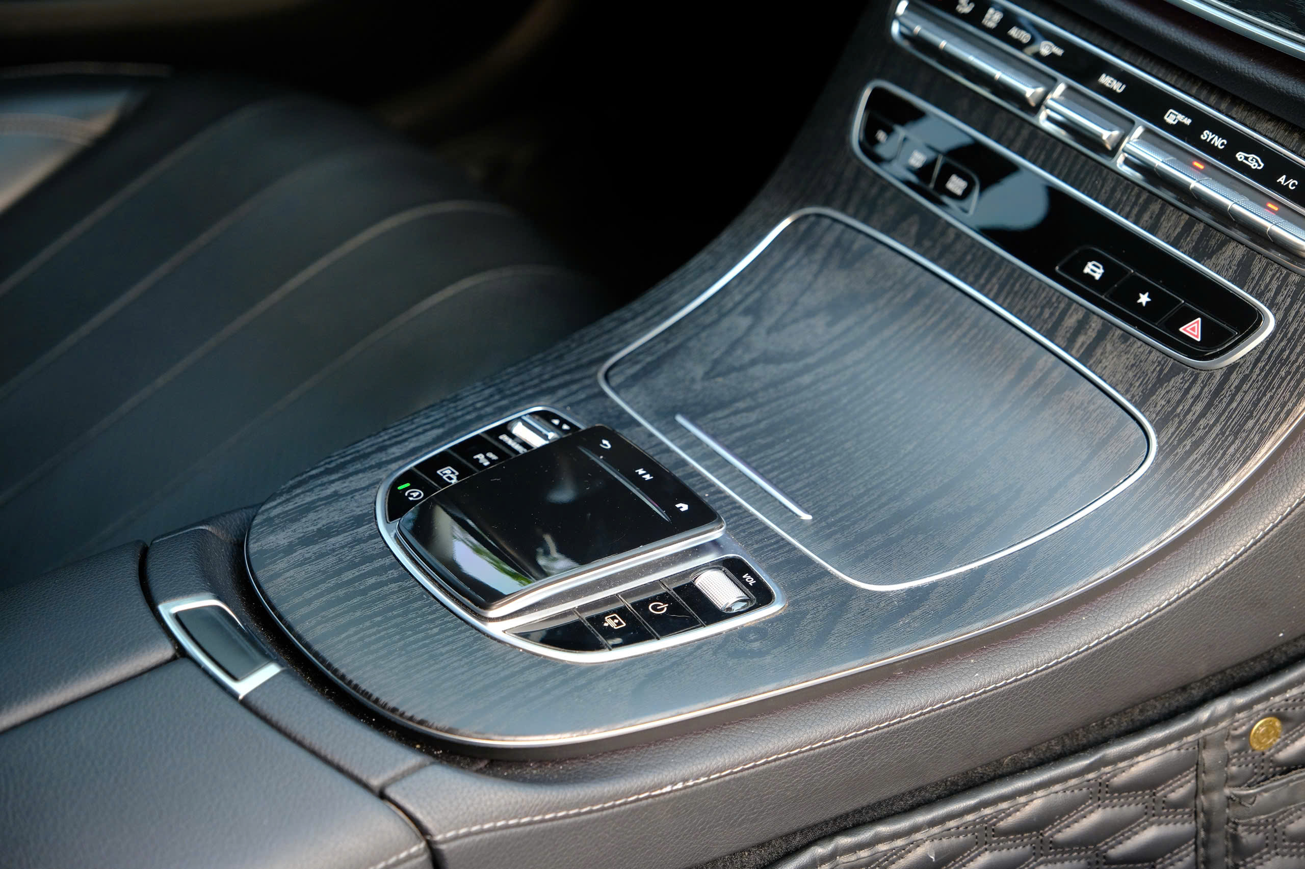 Mercedes Benz E180 2021 BH CHÍNH HÃNG (Đen | Nội thất nâu)