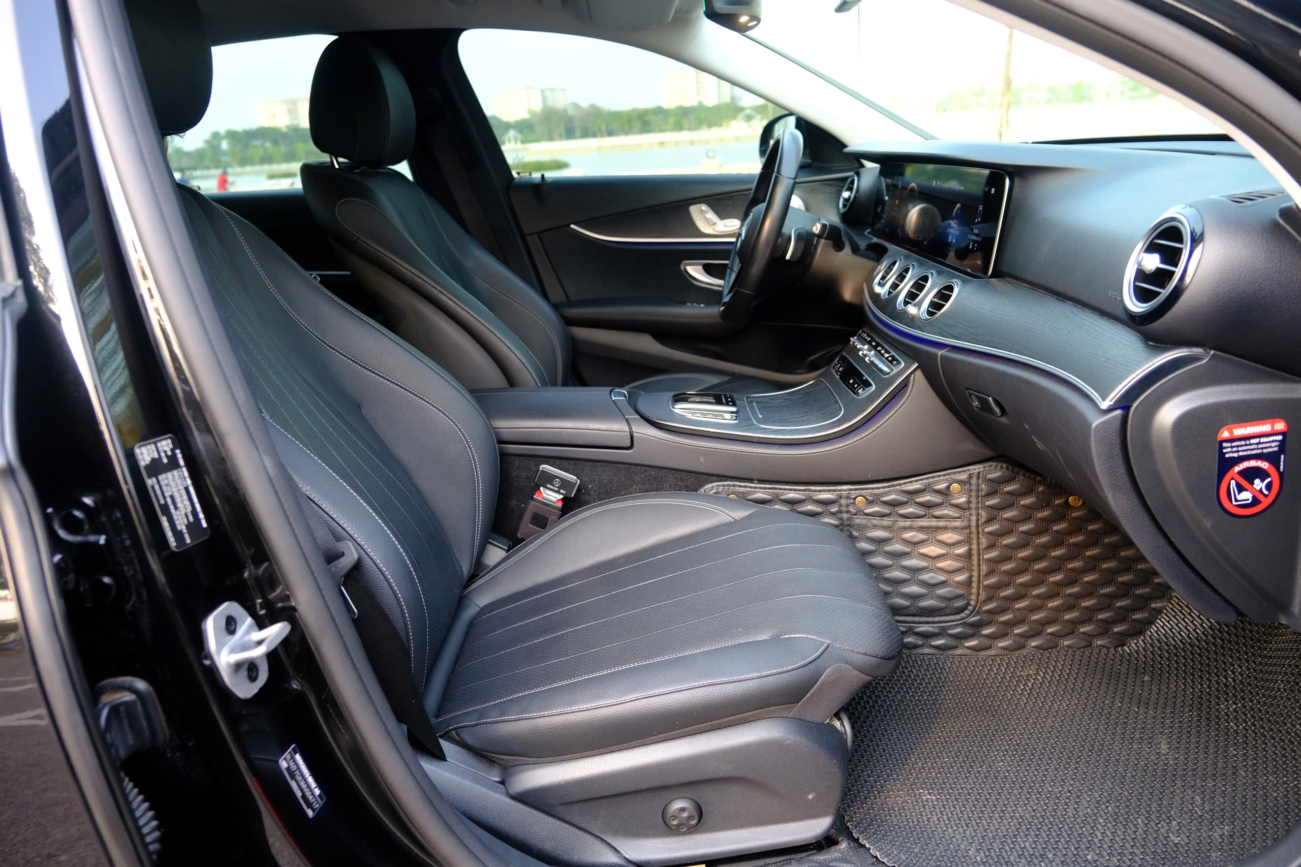 Mercedes Benz E180 2021 BH CHÍNH HÃNG (Đen | Nội thất nâu)