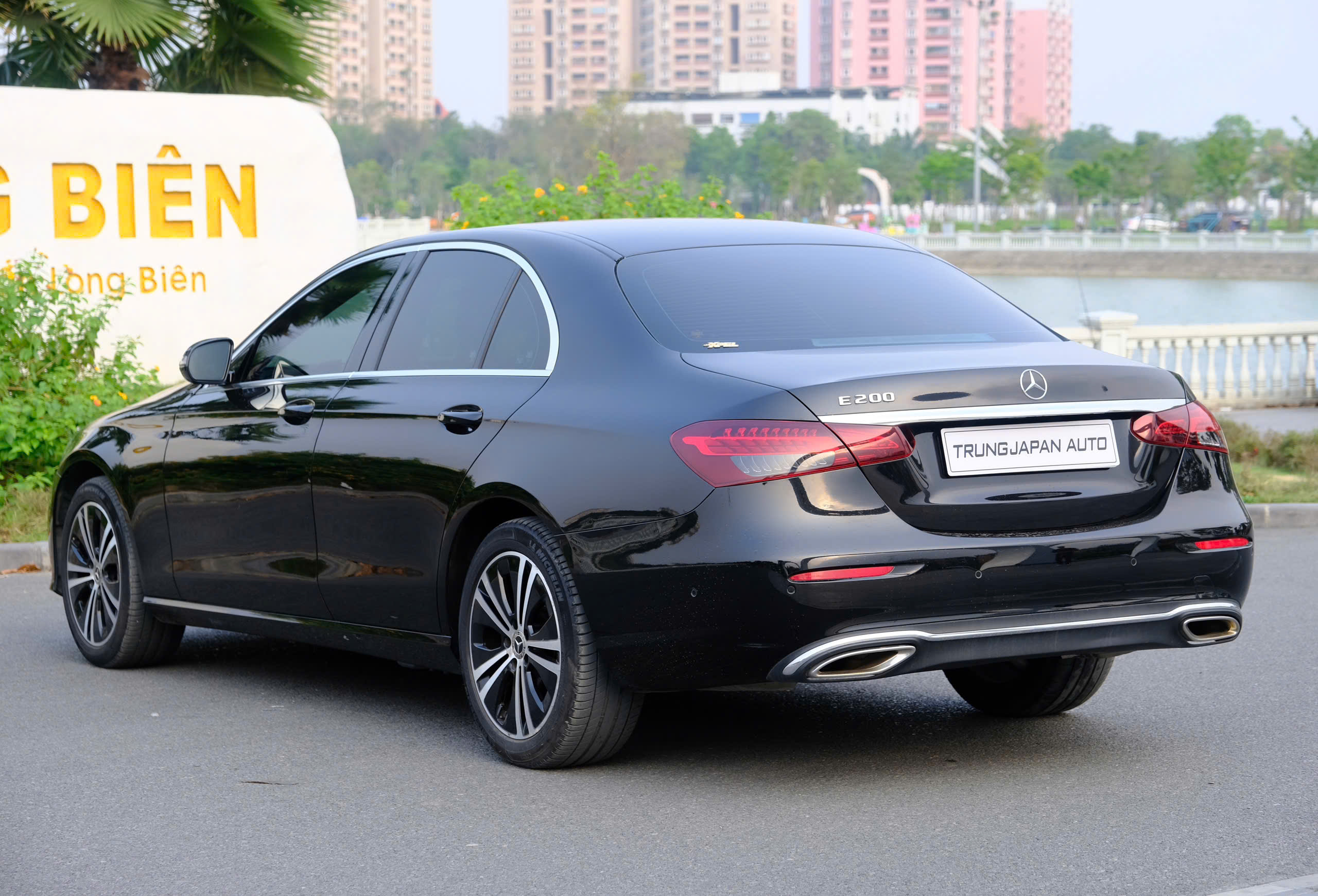 Mercedes Benz E180 2021 BH CHÍNH HÃNG (Đen | Nội thất nâu)